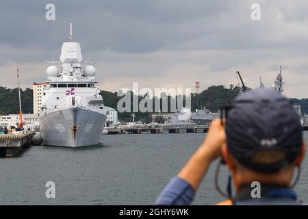 Kanagawa, Japan. September 2021. Eine Fregatte der Royal Netherlands Navy. HNLMS Evertsen (F805), das vierte Schiff der Fregatten der De Zeven Provinschen-Klasse, rief vom 5. September 2021 bis zum 7. September 2021 auf dem Yokosuka Air Base, Japan, an. Am 7. September 2021 in Tokio, Japan. (Foto von Kazuki Oishi/Sipa USA) Quelle: SIPA USA/Alamy Live News Stockfoto