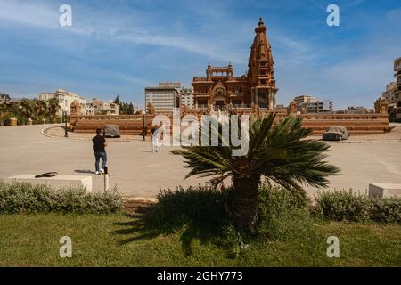 Baron Empain Palace (Le Palais Hindou) in Kairo, Ägypten Außenansicht Tageslicht zeigt die einzigartige Architektur des Palastes mit Besuchern zu Fuß Stockfoto