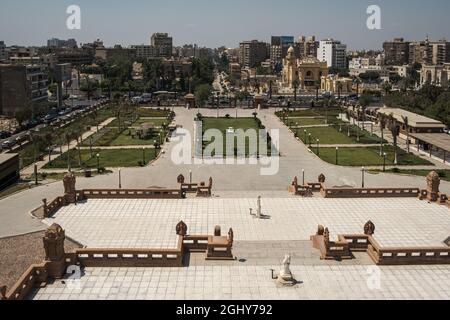 Heliopolis Kairo, Ägypten von der Spitze des Baron Empain Palace Tageslichtansicht zeigt den Palastgarten, El-Orauba Straße mit Autos und Menschen in Bewegung Stockfoto