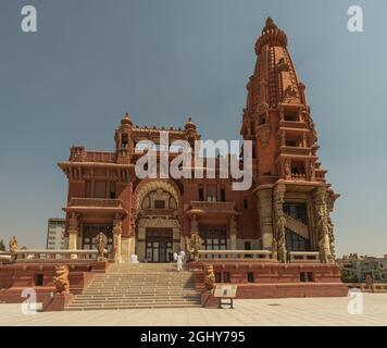 Baron Empain Palace (Le Palais Hindou) in Kairo, Ägypten Außenansicht Tageslicht zeigt die einzigartige Architektur des Palastes mit Besuchern zu Fuß Stockfoto