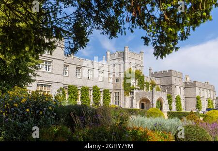 Vorderansicht des West Dean College of Arts and Conservation im West Dean Estate in West Sussex, in der Nähe von Chichester Stockfoto