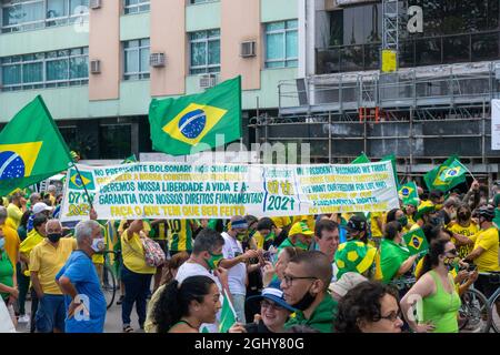 Anhänger von Präsident Jair Bolsonaro demonstrieren in Icarai (südlicher Teil der Stadt Niteroi) in Rio de Janeiro, Brasilien. Die Menge antwortete dem Präsidenten Stockfoto