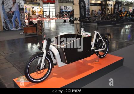 Mnichov, Deutschland. September 2021. Cargo (E-Bike)-Bikes werden auf der Internationalen Automobilausstellung IAA MOBILITY 2021 am 7. September 2021 in München vorgestellt. Kredit: Ales Zapotocky/CTK Foto/Alamy Live Nachrichten Stockfoto