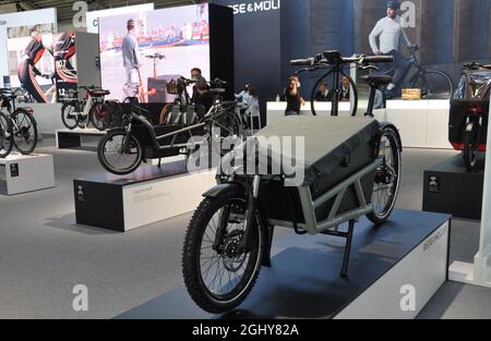 Mnichov, Deutschland. September 2021. Cargo E-Bikes Load 75 Rohloff Cargo Bike, Riese & Muller werden auf der IAA MOBILITY 2021 in München, Deutschland, am 7. September 2021 vorgestellt. Kredit: Ales Zapotocky/CTK Foto/Alamy Live Nachrichten Stockfoto