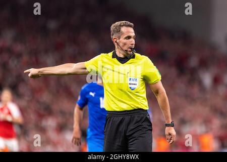 Kopenhagen, Dänemark. September 2021. Schiedsrichter Tobias Stieler wurde während der UEFA-WM-Qualifikation zwischen Dänemark und Israel in Parken in Kopenhagen gesehen. (Foto: Gonzales Photo/Alamy Live News Stockfoto