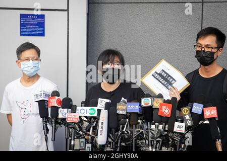 Die stellvertretende Vorsitzende der Hong Kong Alliance, Chow Hang-Tung, sowie zwei ständige Ausschussmitglieder sprechen zur Presse und zeigen den Ablehnungsbrief der nationalen Sicherheitspolizei. Mitglieder des Ständigen Ausschusses der Hong Kong Alliance zur Unterstützung der patriotischen Demokratischen Bewegungen Chinas haben eine Anfrage über ihre Mitgliedschaft abgelehnt. Finanzen und Operationen und gingen zum Polizeihauptquartier in Hongkong, um ihren Ablehnungsbrief offiziell abzureichen. Der Sicherheitsminister Chris Tang Ping-keung sprach heute Nachmittag mit der Presse über das Thema und behauptete, dass Beamte bald rechtliche Schritte einleiten werden. Der Stockfoto