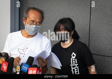 Die stellvertretende Vorsitzende der Hong Kong Alliance, Chow Hang-Tung, wird mit einem ständigen Ausschussmitglied konsultiert, bevor sie ihren Ablehnungsbrief an die Polizei der nationalen Sicherheit überreicht.Mitglieder des Ständigen Ausschusses der Hong Kong Alliance zur Unterstützung der patriotischen Demokratischen Bewegungen Chinas haben eine Informationsanfrage über ihre Mitgliedschaft abgelehnt. Finanzen und Operationen und gingen zum Polizeihauptquartier in Hongkong, um ihren Ablehnungsbrief offiziell abzureichen. Der Sicherheitsminister Chris Tang Ping-keung sprach heute Nachmittag mit der Presse über das Thema und behauptete, dass Beamte bald rechtliche Schritte einleiten werden Stockfoto