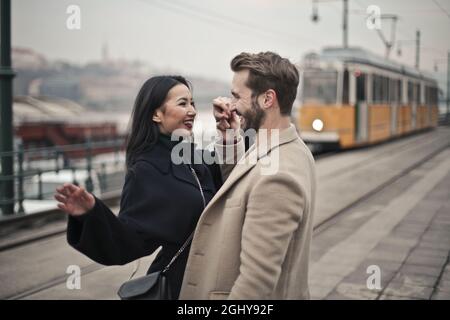 Junge Brautpaar im freien Stockfoto