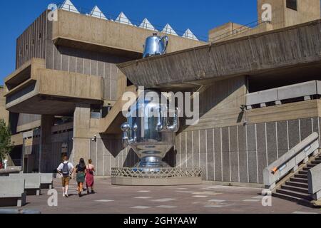 London, Großbritannien. September 2021. In der Hayward Gallery werden Menschen gesehen, die zur Skulptur „Samovar“ gehen. Die großformatige Skulptur des Berliner Künstlerkollektivs Slavs and Tatars wurde in der Hayward Gallery, Southbank Center, enthüllt und verfügt über einen riesigen aufblasbaren Wasserkessel, eine Teedose und ein Serviertablett. Die Skulptur „spiegelt die multikulturelle und koloniale Geschichte des Tees“ und wird bis zum 14. November 2021 ausgestellt. (Foto: Vuk Valcic/SOPA Images/Sipa USA) Quelle: SIPA USA/Alamy Live News Stockfoto