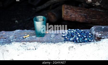 Böse Augenperlen aus der anatolischen Kultur werden seit 1950 in den bösartige Augenperlen-Arbeitsatelier im türkischen Bezirk Nazarkoy in der Provinz Izmir hergestellt. Diese Kunst, die Beherrschung erfordert, ist ein schwierigstes Handwerk. Bei der Perlenherstellung werden Eisen, Stahlstab, Zange, Glas und Spezialfarben verwendet. Die böse Augenperle, von der angenommen wird, dass sie vor der schlechten Energie eines böswilligen Blendlichtes in der türkischen Kultur schützt, wird hauptsächlich in Schmuck und Dekoration verwendet und hat einen besonderen Platz im türkischen Tourismus, um die türkische Kultur zu repräsentieren. Die Kunsthandwerker sagen, dass es vor 10 Jahren in Nazarkoy 12 Kunstatelier gab, aber jetzt Stockfoto