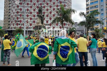 Santos, Sao Paulo, Brasilien. September 2021. (INT) Gesetz zugunsten von Präsident Jair Bolsonaro in Santos. 7. September 2021, Santos, Sao Paulo, Brasilien: Demonstranten für den brasilianischen Präsidenten Jair Bolsonaro während eines Gesetzes zugunsten seiner Regierung auf dem Independencia-Platz in Santos am Dienstag, dem 7. September 2021, Tag der Unabhängigkeit Brasiliens. (Bild: © Luigi Bongiovanni/TheNEWS2 via ZUMA Press Wire) Stockfoto