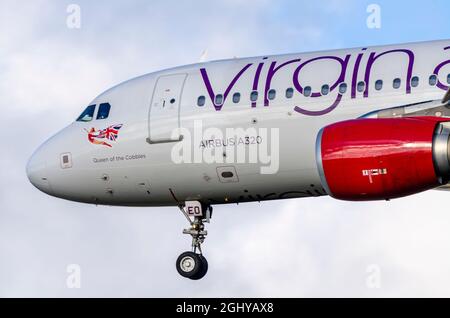 Virgin Atlantic Airbus A320-Düsenflugzeug im Finale, das am Flughafen London-Heathrow landet. Benannt Queen of the Cobbles, Coronation Street Connection Stockfoto