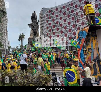 Santos, Sao Paulo, Brasilien. September 2021. (INT) Gesetz zugunsten von Präsident Jair Bolsonaro in Santos. 7. September 2021, Santos, Sao Paulo, Brasilien: Demonstranten für den brasilianischen Präsidenten Jair Bolsonaro während eines Gesetzes zugunsten seiner Regierung auf dem Independencia-Platz in Santos am Dienstag, dem 7. September 2021, Tag der Unabhängigkeit Brasiliens. (Bild: © Luigi Bongiovanni/TheNEWS2 via ZUMA Press Wire) Stockfoto