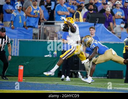 Pasadena, Kalifornien, USA. September 2021. Der LSU Tigers Wide Receiver Kayshon BOUTTE #1 erzielt beim NCAA-Fußballspiel zwischen den UCLA Bruins und den LSU Tigers beim Rose Bowl in Pasadena, Kalifornien, einen Touchdown. Obligatorischer Bildnachweis : Charles Baus/CSM/Alamy Live News Stockfoto