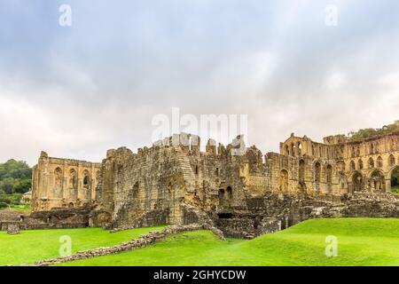 Ruinen der Rievaulx Abbey, einer Zisterzienserabtei in Rievaulx in der Nähe von Helmsley im North York Moors National Park. Stockfoto