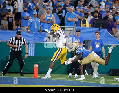 Pasadena, Kalifornien, USA. September 2021. Der LSU Tigers Wide Receiver Kayshon BOUTTE #1 erzielt beim NCAA-Fußballspiel zwischen den UCLA Bruins und den LSU Tigers beim Rose Bowl in Pasadena, Kalifornien, einen Touchdown. Obligatorischer Bildnachweis : Charles Baus/CSM/Alamy Live News Stockfoto