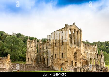 Ruinen der Rievaulx Abbey, einer Zisterzienserabtei in Rievaulx in der Nähe von Helmsley im North York Moors National Park. Stockfoto