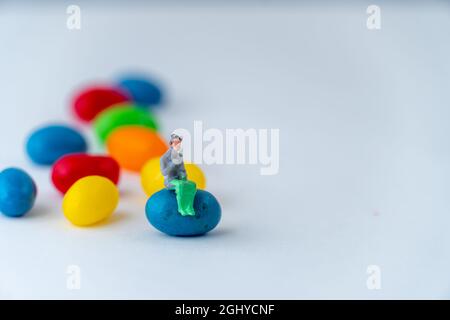 Kleine Figur auf einer runden Candy mit mehr im Hintergrund Stockfoto