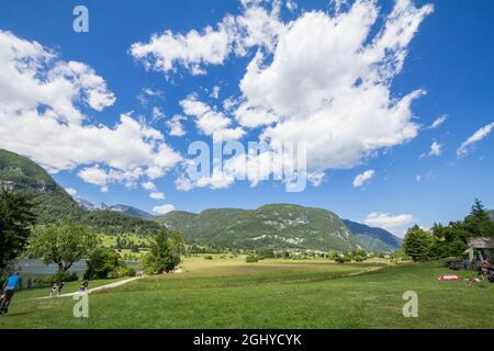 Bild von einem Volk, das am Strand in stara fuzina, am Bohinjer See in Slowenien, spielt. Der Bohinjer See ist mit einer Fläche von 318 Hektar der größte p Stockfoto