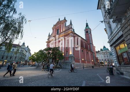 Bild der franziskanerkirche der Verkündigung in der Abenddämmerung in Ljubljana, Slowenien. Die Franziskanerkirche der Verkündigung, oder Franciskanska cerke Stockfoto