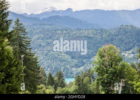 Bild von Skiliften, die im Sommer in Slowenien, in Bled, angehalten wurden, wenn es während der warmen Jahreszeit keinen Schnee gibt, wobei der See im Hintergrund blutete. Stockfoto