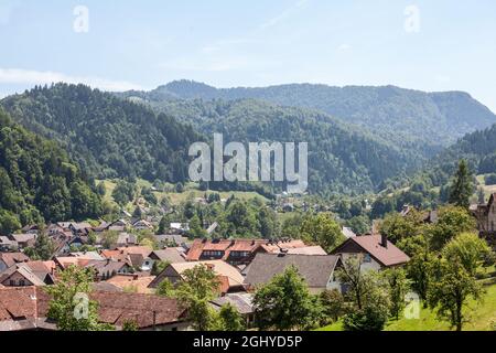 Bild einer typischen Immobilienlandschaft Sloweniens in Skofja Loka, in der Nähe von Ljubljana, mit Einfamilienhäusern in einem Vorort Europas. Stockfoto