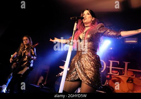 Die niederländische Rock/Symphonic Metal Band Delain (Charlotte Wessels) konzertiert live im Birmingham O2 Institute, 08. November 2016. Live-Musikfotografie. Stockfoto