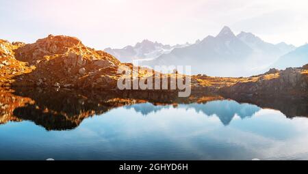 Malerisches Panorama auf den Chesery See (Lac De Cheserys) und verschneite Monte Bianco Berge im Hintergrund, Chamonix, Frankreich Alpen. Landschaftsfotografie Stockfoto