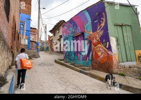 Bogota, Kolumbien, 4. September 2021, Distrikt Egipto. 10th Street, typische Straße des berühmten Viertels. Stockfoto