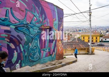 Bogota, Kolumbien, 4. September 2021, Distrikt Egipto. 10th Street, typische Straße des berühmten Viertels. Stockfoto