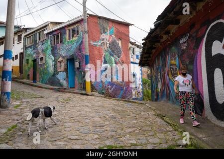 Bogota, Kolumbien, 4. September 2021, Distrikt Egipto. Typische Architektur der Nachbarschaft. Stockfoto