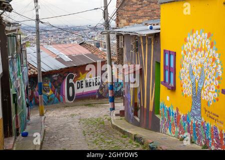 Bogota, Kolumbien, 4. September 2021, Distrikt Egipto. 10th Street, typische Straße des berühmten Viertels. Stockfoto