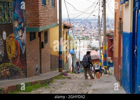 Bogota, Kolumbien, 4. September 2021, Distrikt Egipto. 10th Street, typische Straße des berühmten Viertels. Stockfoto