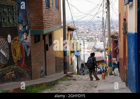 Bogota, Kolumbien, 4. September 2021, Distrikt Egipto. 10th Street, typische Straße des berühmten Viertels. Stockfoto