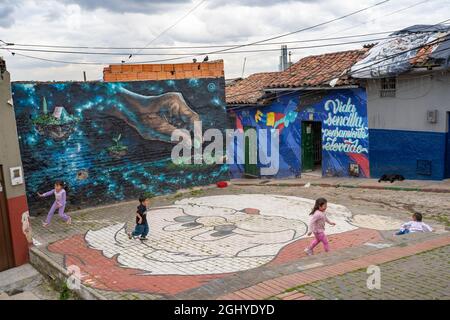 Bogota, Kolumbien, 4. September 2021, Distrikt Egipto. 10th Street, typische Straße des berühmten Viertels. Stockfoto