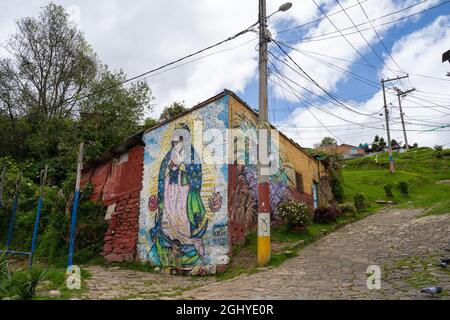 Bogota, Kolumbien, 4. September 2021, Distrikt Egipto. Typische Architektur der Nachbarschaft. Stockfoto