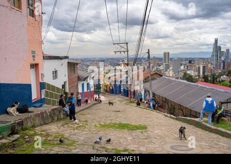 Bogota, Kolumbien, 4. September 2021, Distrikt Egipto. 10th Street, typische Straße des berühmten Viertels. Stockfoto