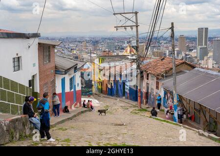 Bogota, Kolumbien, 4. September 2021, Distrikt Egipto. 10th Street, typische Straße des berühmten Viertels. Stockfoto