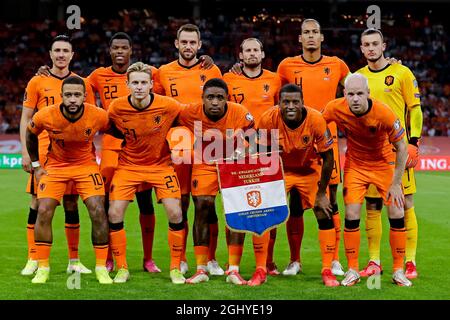 AMSTERDAM, NIEDERLANDE - SEPTEMBER 7: TeamFoto: Hintere Reihe; Steven Berghuis aus den Niederlanden, Denzel Dumfries aus den Niederlanden, Stefan de Vrij aus den Niederlanden, Daley Blind aus den Niederlanden, Virgil van Dijk aus den Niederlanden, Justin Bijlow aus den Niederlanden; vordere Reihe, Memphis Depay aus den Niederlanden, Frenkie de Jong aus den Niederlanden, Steven Bergwijn aus den Niederlanden, Georginio Wijnaldum aus den Niederlanden und Davy Klaassen aus den Niederlanden posieren für ein Teamfoto, bevor sie beim Qualifikationsspiel der FIFA-Weltmeisterschaft 2022 zwischen den Niederlanden und der Türkei beim Johan Cruijff Ar starten Stockfoto