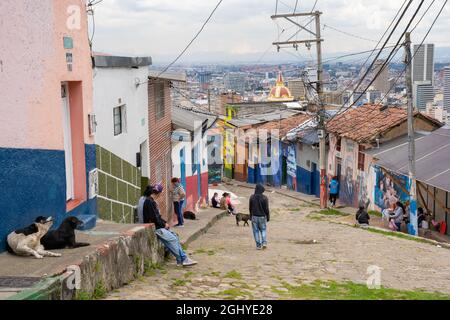 Bogota, Kolumbien, 4. September 2021, Distrikt Egipto. 10th Street, typische Straße des berühmten Viertels. Stockfoto