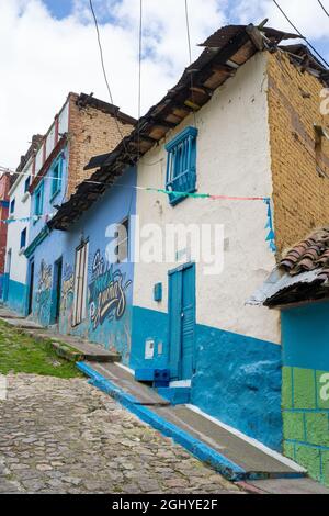 Bogota, Kolumbien, 4. September 2021, Distrikt Egipto. Typische Architektur der Nachbarschaft. Stockfoto