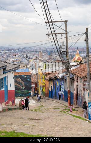 Bogota, Kolumbien, 4. September 2021, Distrikt Egipto. 10th Street, typische Straße des berühmten Viertels. Stockfoto