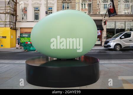 London, Großbritannien. 07. September 2021. „Kunst in Mayfair“. Skulptur „Oeuvre (Duck)“ von Gavin Turk in der New Bond Street. Quelle: Waldemar Sikora Stockfoto