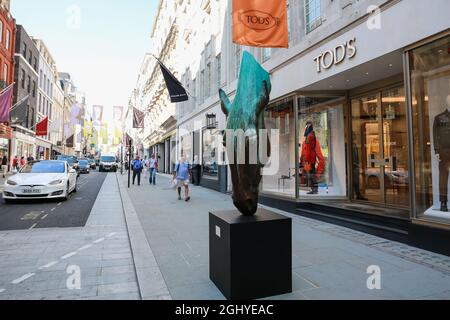 London, Großbritannien. 07. September 2021. „Kunst in Mayfair“. Skulptur ‘Still Water’ von Nic Fiddian-Green in der Old Bond Street. Quelle: Waldemar Sikora Stockfoto