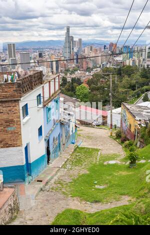 Bogota, Kolumbien, 4. September 2021, Distrikt Egipto. 10th Street, typische Straße des berühmten Viertels. Stockfoto