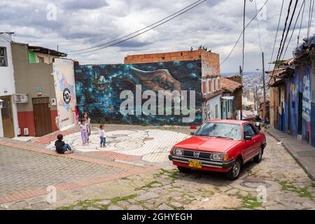 Bogota, Kolumbien, 4. September 2021, Distrikt Egipto. Typische Architektur der Nachbarschaft. Stockfoto