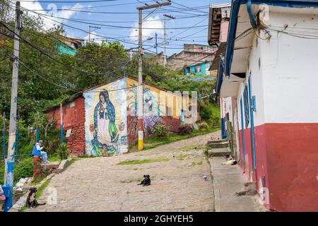 Bogota, Kolumbien, 4. September 2021, Distrikt Egipto. 10th Street, typische Straße des berühmten Viertels. Stockfoto