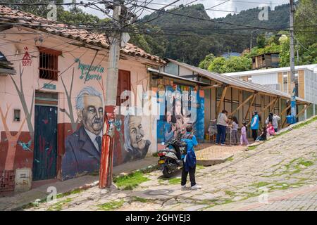 Bogota, Kolumbien, 4. September 2021, Distrikt Egipto. 10th Street, typische Straße des berühmten Viertels. Stockfoto