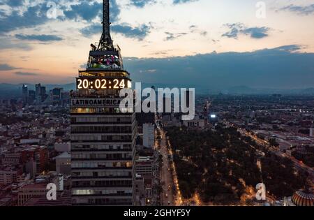 Luftaufnahme von Finanzhochhäusern, die die Zeit auf digitaler Uhr in der Nacht in Mexiko-Stadt unter bewölktem Himmel anzeigen Stockfoto