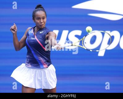 Flushing Meadow, United Gab An. September 2021. Leylah Fernandez aus Kanada gibt einen Ball an Elina Svitolina aus der Ukraine zurück, bevor sie am Dienstag, den 7. September, im Viertelfinale der US Open Tennis Championships 2021 im Arthur the Stadium im USTA Billie Jean King National Tennis Center in einem dritten Satz im Tiebreak besiegt wurde. 2021 in New York City. Foto von John Angelillo/UPI Credit: UPI/Alamy Live News Stockfoto